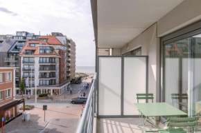 Fresh and trendy, completely renovated flat with front terrace and side view of the dunes and the sea